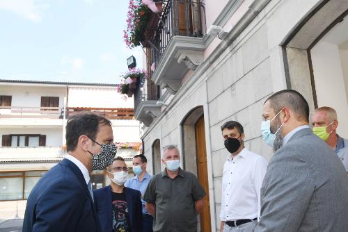Il governatore del Friuli Venezia Giulia, Massimiliano Fedriga, alla presentazione del progetto di ampliamento delle Terme di Arta assieme al sindaco, Luigi Gonano.