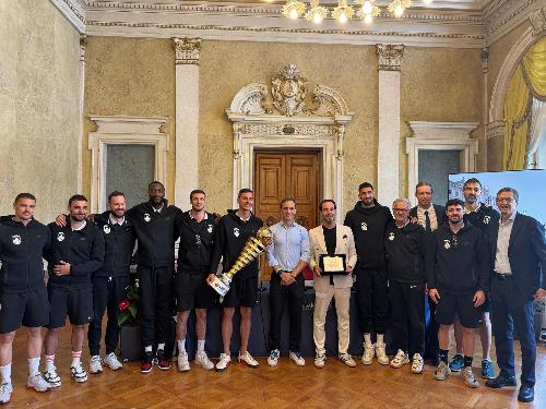 Foto di gruppo per il ricevimento dell'Apu nel Salone di Rappresentanza del Palazzo della Regione