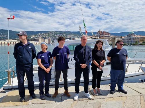 L'assessore alla Difesa dell’ambiente Fabio Scoccimarro con i tenici e dirigenti di Arpa Fvg.