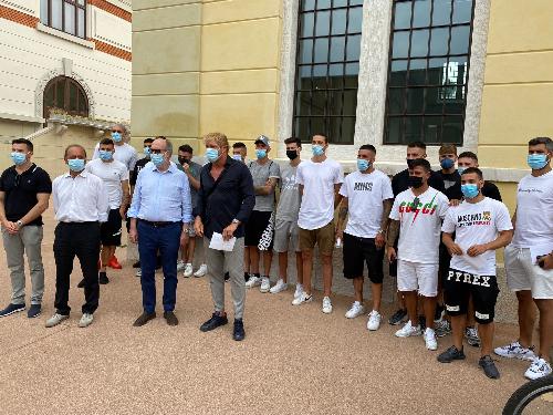 Il vicegovernatore della Regione Riccardo Riccardi con i giocatori della Triestina calcio che oggi si sono sottoposti alla vaccinazione 