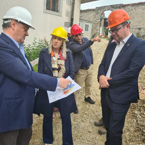 Il vicegovernatore con delega alla Cultura Mario Anzil e l’assessore regionale a Infrastrutture e territorio Cristina Amirante in sopralluogo al cantiere di ristrutturazione e restauro del Castello di Colloredo di Monte Albano.