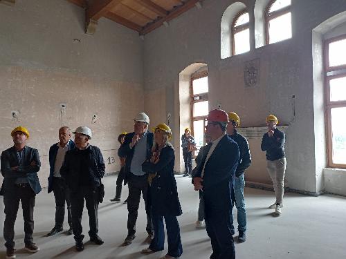Il vicegovernatore con delega alla Cultura Mario Anzil e l’assessore regionale a Infrastrutture e territorio Cristina Amirante in sopralluogo al cantiere di ristrutturazione e restauro del Castello di Colloredo di Monte Albano.