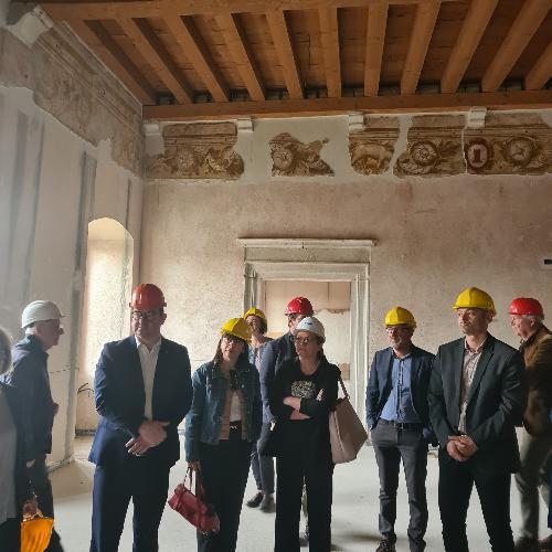 Il vicegovernatore con delega alla Cultura Mario Anzil e l’assessore regionale a Infrastrutture e territorio Cristina Amirante in sopralluogo al cantiere di ristrutturazione e restauro del Castello di Colloredo di Monte Albano.