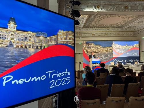 Il governatore del Friuli Venezia Giulia Massimiliano Fedriga di fronte alla platea di professionisti riuniti al Savoia Excelsior per il congresso PneumoTrieste 2025.