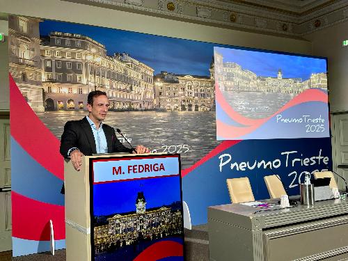 Il governatore del Friuli Venezia Giulia Massimiliano Fedriga di fronte alla platea di professionisti riuniti al Savoia Excelsior per il congresso PneumoTrieste 2025.