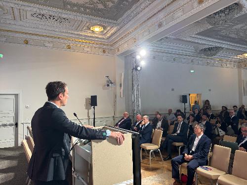 Il governatore del Friuli Venezia Giulia Massimiliano Fedriga di fronte alla platea di professionisti riuniti al Savoia Excelsior per il congresso PneumoTrieste 2025.