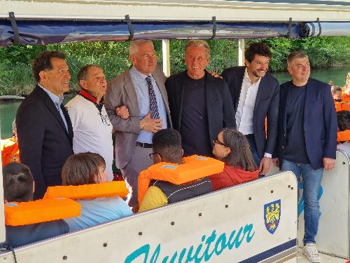 L'assesore regionale Fabio Scoccimarro, terzo da sinistra, con il sindaco di Pordenone Alessandro Basso e gli assessori Mattia Tirelli e Pietro Tropeano a bordo dell'imbarcazione utilizzata per il progetto di educazione ambientale.