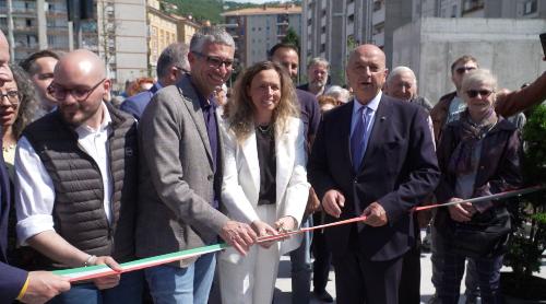 L’assessore alle Autonomie locali Pierpaolo Roberti (al centro) ha partecipato all’inaugurazione degli spazi riqualificati dell’area ex Polstrada di Roiano. Nella foto il taglio del nastro.
