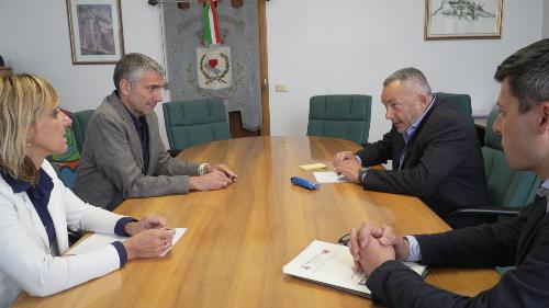 L'assessore regionale Pierpaolo Roberti (a sinistra) nel Municipio di Cordovado