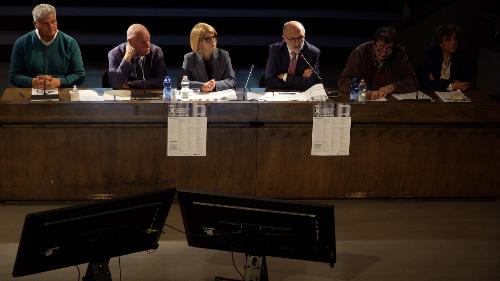 L'assessore regionale do Riccardi, primo da destra, alla Conferenza regionale amianto a Gorizia.