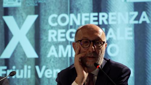 L'assessore regionale alla Salute, Riccardo Riccardi, in un momento del suo intervento in apertura della Conferenza regionale amianto a Gorizia.