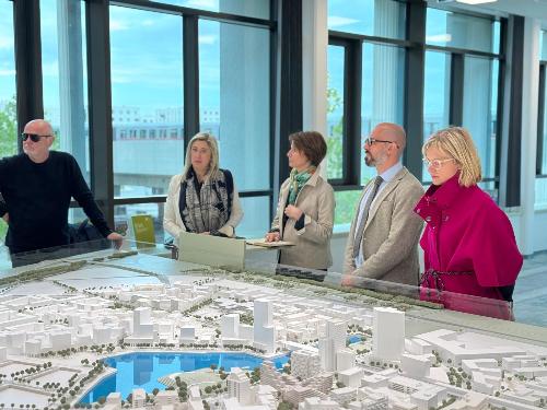 L'assessore regionale Cristina Amirante impegnata in uno dei confronti con amministratori e progettisti di edilizia residenziale pubblica a Vienna.