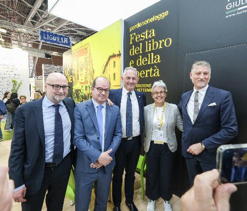 Il vicegovernatore della Regione Mario Anzil con il ministro Giuli, il sindaco di Pordenone Alessandro Basso, l'assessore alla Cultura del Comune di Pordenone Alberto Parigi e la direttrice della Fondazione pordenonelegge Michela Zin