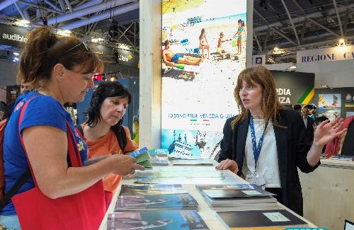 Visitatori nello stand della Regione Friuli Venezia Giulia al Salone del libro di Torino