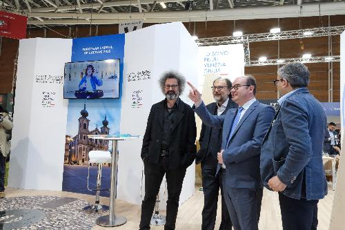 Il vicegovernatore della Regione Mario Anzil con il cantautore Simone Cristicchi e il direttore d'orchestra Valter Sivilotti nello stand della Regione al Salone del libro di Torino