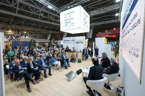 Il pubblico presente all'incontro con Simone Cristicchi all'interno dello stand della Regione al Salone del libro di Torino