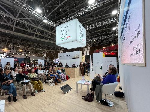 Uno degli incontri dedicati alla poesia nello stan della Regione al salone del libro di Torino
