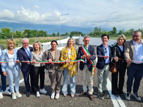 L'assessore regionale Cristina Amirante, a centro, con le altre autorità presenti al taglio del nastro della Gronda Est a Sacile.