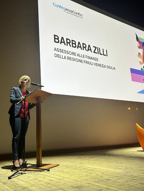L'assessore regionale Barbara Zilli durante il suo intervento ai lavori dell'evento ConfinSenzaConfini a Gemona del Friuli.