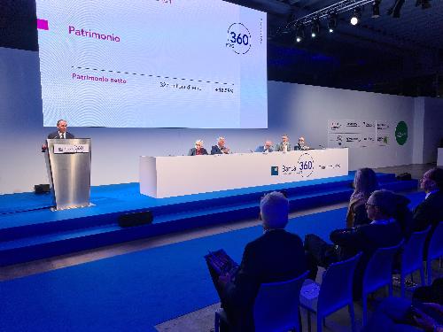 I vertici della Banca 360 in un momento dell'assemblea dei soci in un padiglione della Fiera a Pordenone.