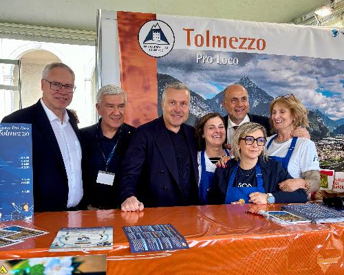 L'assessore Sergio Emidio Bini ( al centro) e il presidente del Consiglio regionale Mauro Bordin (a sinistra) in uno stand a Sapori Pro Loco 2025