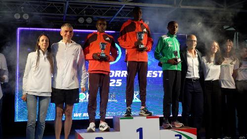 Un momento delle premiazioni della Corri Trieste