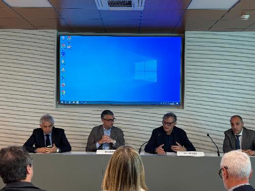 L'assessore Roberti interviene alla presentazione dei bandi gestiti da Cciaa assieme al presidente Da Pozzo e al questore e prefetto di Udine