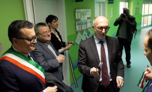 Il momento del taglio del nastro.
