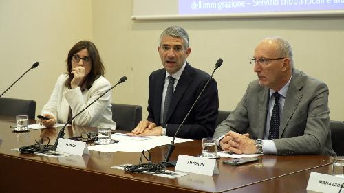 L'assessore regionale alle Autonomie locali Pierpaolo Roberti (al centro) alla presentazione del nuovo strumento informatico per la presentazione della comunicazione per avere lo sgravio fiscale sull'Ilia relativa alla prima seconda casa, assieme all'amministratore unico di Insiel Diego Antonini (a destra).