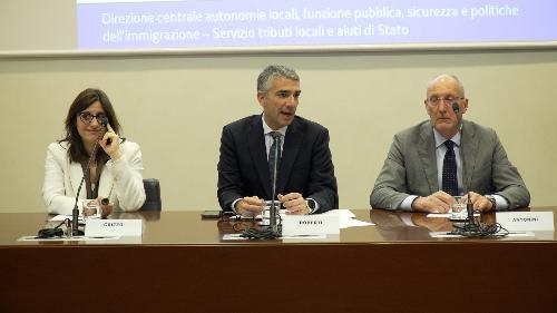 L'assessore regionale alle Autonomie locali Pierpaolo Roberti (al centro) alla presentazione del nuovo strumento informatico per la presentazione della comunicazione per avere lo sgravio fiscale sull'Ilia relativa alla prima seconda casa, assieme all'amministratore unico di Insiel Diego Antonini (a destra).
