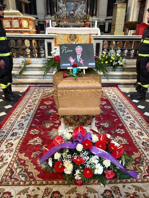 Il feretro del campione di pugilato Nino Benvenuti nella chiesa degli Artisti a Roma