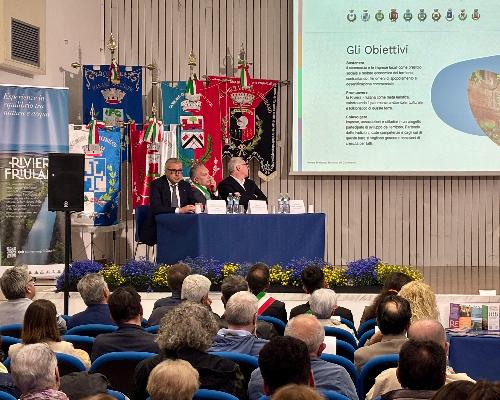 L'assessore Bini, il sindaco D'Altilia e il presidente Bordin a Palazzolo dello Stella alla presentazione del neonato Distretto del commercio della Riviera friulana.