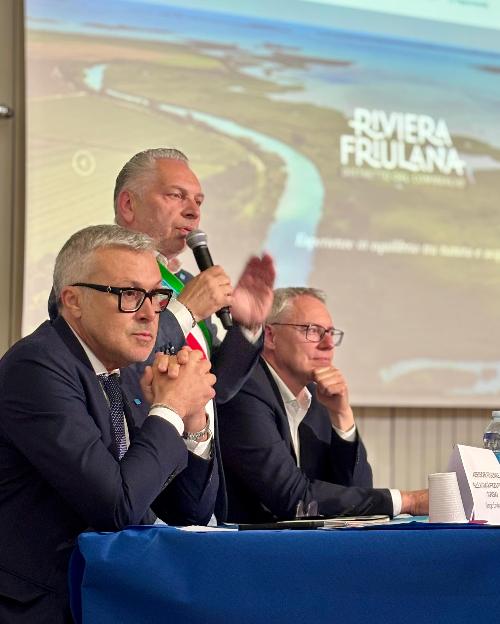 L’assessore regionale alle Attività produttive e Turismo Sergio Emidio Bini a Palazzolo dello Stella alla presentazione del neonato Distretto del commercio della Riviera friulana.