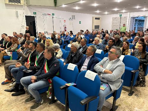 Il pubblico presente a Palazzolo dello Stella alla presentazione del neonato Distretto del commercio della Riviera friulana.