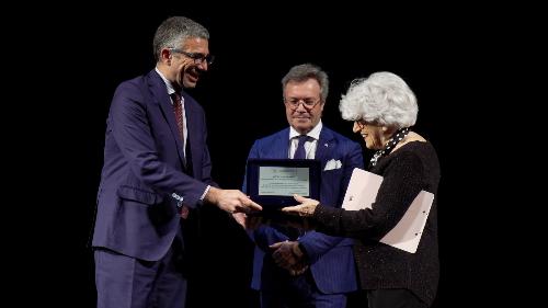 La consegna della targa della Regione all'associazione L'Armonia