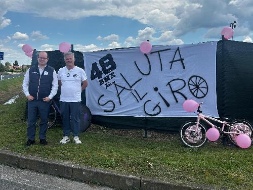 Il vicegovernatore Mario Anzil in attesa del passaggio della "carovana rosa" nei pressi dell'Arena Bmx a Rivignano