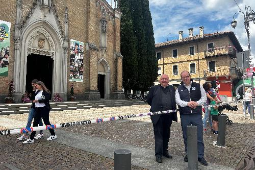 Il vicegovernatore Mario Anzil a Rivignano in attesa del passaggio del Giro d'Italia