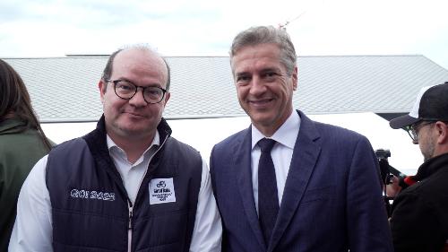 Il vicegovernatore Mario Anzil con il primo ministro sloveno Robert Golob nei pressi del traguardo del Giro d'Italia a Gorizia 