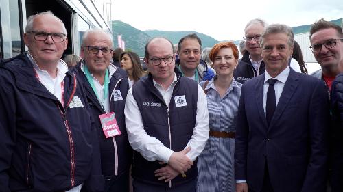 Foto di gruppo nell'area hospitality del Giro d'Italia a Gorizia