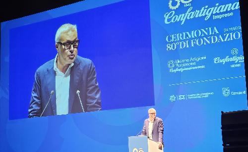 L'intervento dal palco del Verdi di Pordenone dell'assessore Sergio Emidio Bini in occasione della cerimonia di Confartigianato