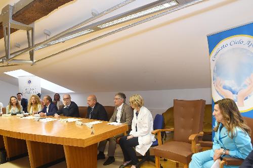 La cerimonia di formalizzazione della donazione di 30mila euro da parte del Comitato Cielo Aperto all'Azienda sanitaria universitaria Giuliano Isontina.