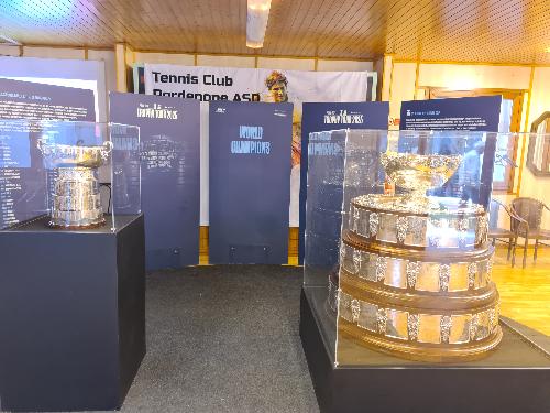 I due iconici trofei del tennis mondiale esposti al Tennis Club Pordenone: a destra la Coppa Davis, a sinistra la Billie Jean King Cup.