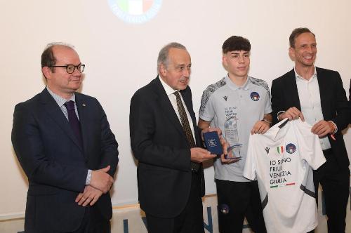 Un momento della cerimonia di premiazione. In primo piano il vicegovernatore con delega allo Sport Mario Anzil.