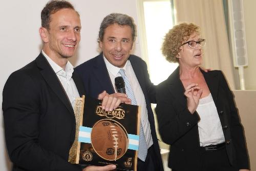 Il governatore Fedriga con il presidente della Lega nazionale dilettanti Fvg Ermes Canciani e Mabel Bunzli, la nipote di Antonio Tossolini che, insieme a Luis Polo e a Juan Valbonesi, nel 1931 brevettò il "Superball", il primo pallone completamente sferico e facilmente gonfiabile della storia del calcio.