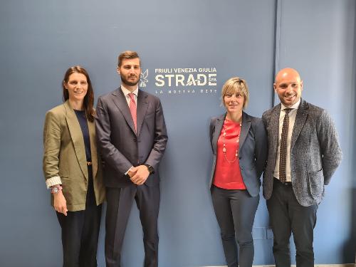 Al centro l'assessore regionale alle Finanze Barbara Zilli e il presidente di Fvg Strade Simone Bortolotti
