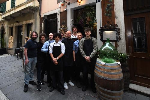 L'assessore Roberti partecipa ai festeggiamenti per i cento anni dell'Osteria da Marino a Trieste