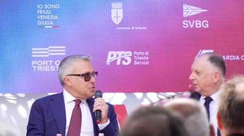L'assessore Sergio Emidio Bini mentre interviene rispondendo alle domande del moderatore, il direttore de Il Piccolo Luca Ubaldeschi