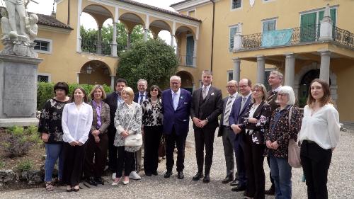 Nella foto, tra gli altri,  il vicegovernatore Anzil (quinto da destra), il ministro Giuli (settimo da destra) e il sindaco Ziberna (ottavo da destra)