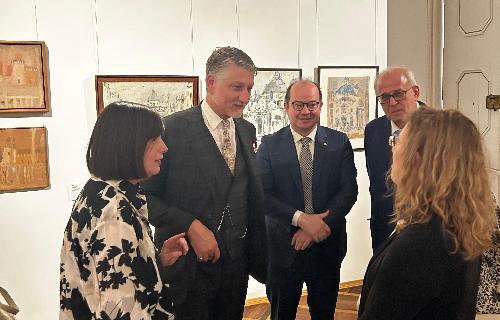 Il vicegovernatore della Regione, Mario Anzil, con il ministro della Cultura Alessandro Giuli durante la visita della mostra a Gorizia