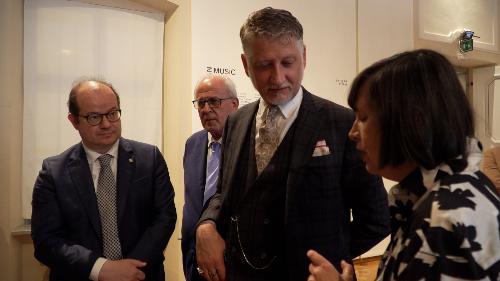 Il vicegovernatore Mario Anzil (a sinistra) accompagna il ministro Alessandro Giuli alla mostra a Palazzo Attems Petzenstein a Gorizia